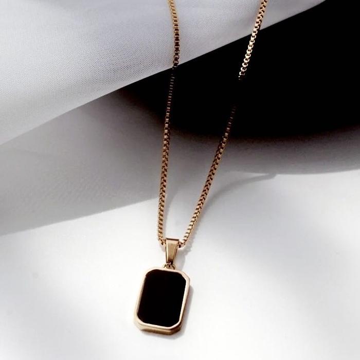 Kalung Titanium Wanita Liontin Kotak Hitam Geometris Elegan Fashion Korean Style Antikarat Pastinya 