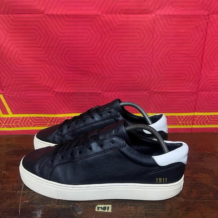 Sepatu second branded fila 1911 black size 42