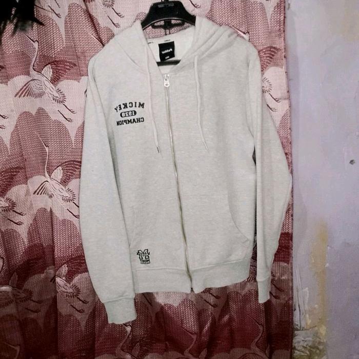 Feltics Mickey Mouse Jaket Hoodie Abu dengan Desain Logo Klasik dan Resleting Depan untuk Gaya Santa