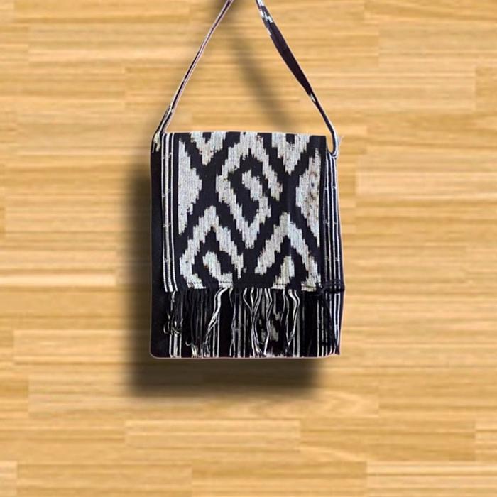 Tas Selempang Tenun Mini Etnik Lombok Toraja dengan Penutup Wanita Motif Khas Ukuran Simpel Tas Hari