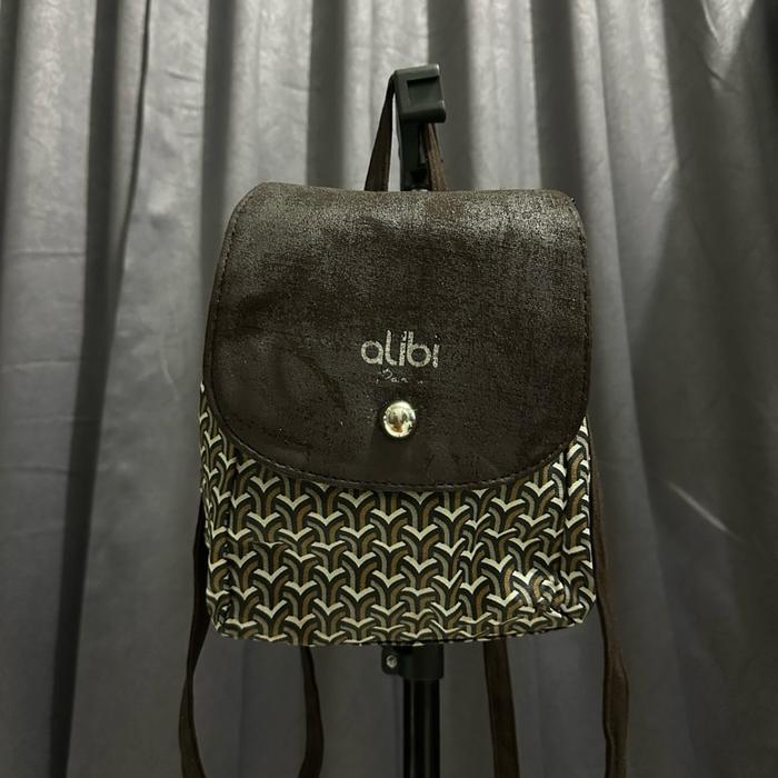 Alibi Tas Selempang Wanita dengan Desain Elegan dan Logo Alibi yang Menonjol