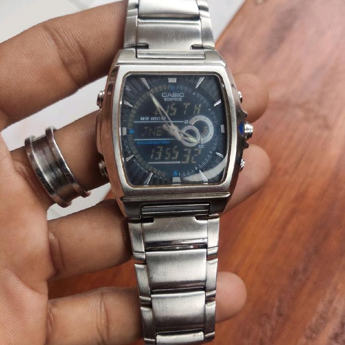 jam tangan pria Casio Edifice EFA-120D dengan tampilan analog-digital. 