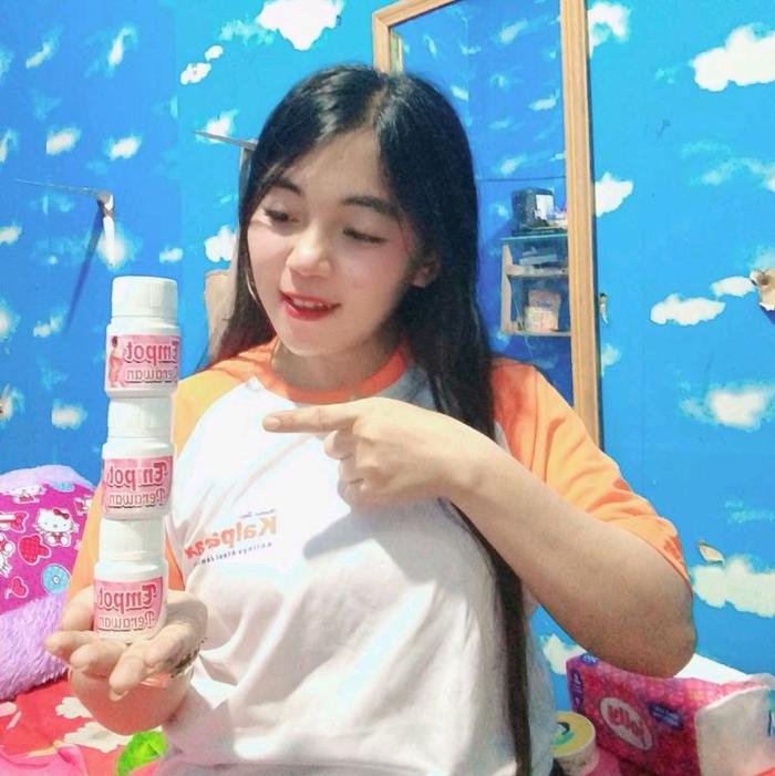 Kaos putih empot kembali gadis lengan pendek