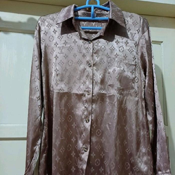 Kemeja Satin Silk Lengan Panjang LV