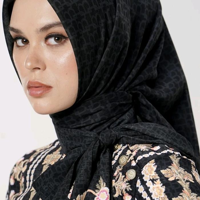 Benang Jarum Monogram Scarf