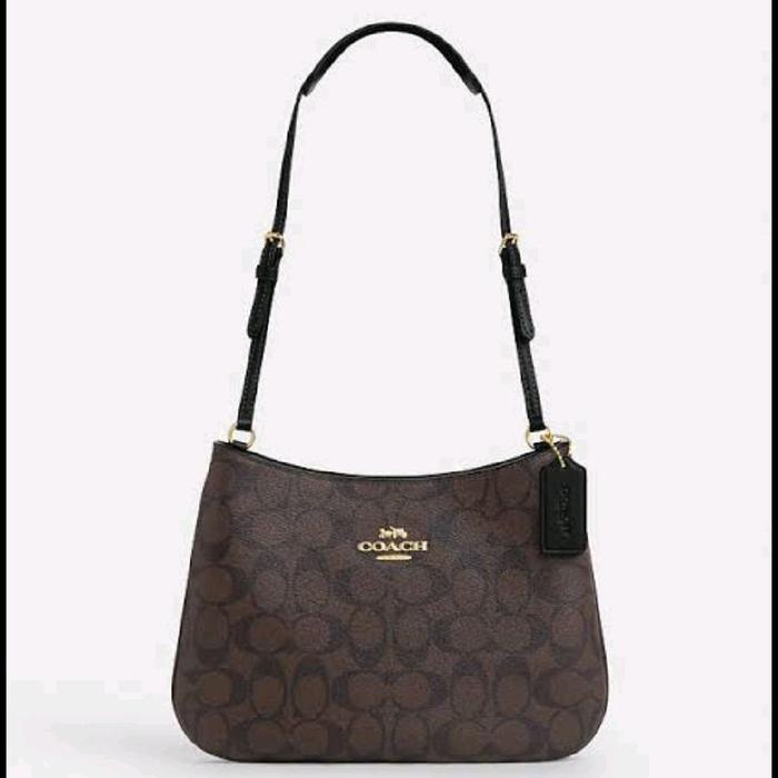 Coach Tas Bahu Penelope dengan Desain Elegan dan Fungsi Praktis untuk Wanita Modern