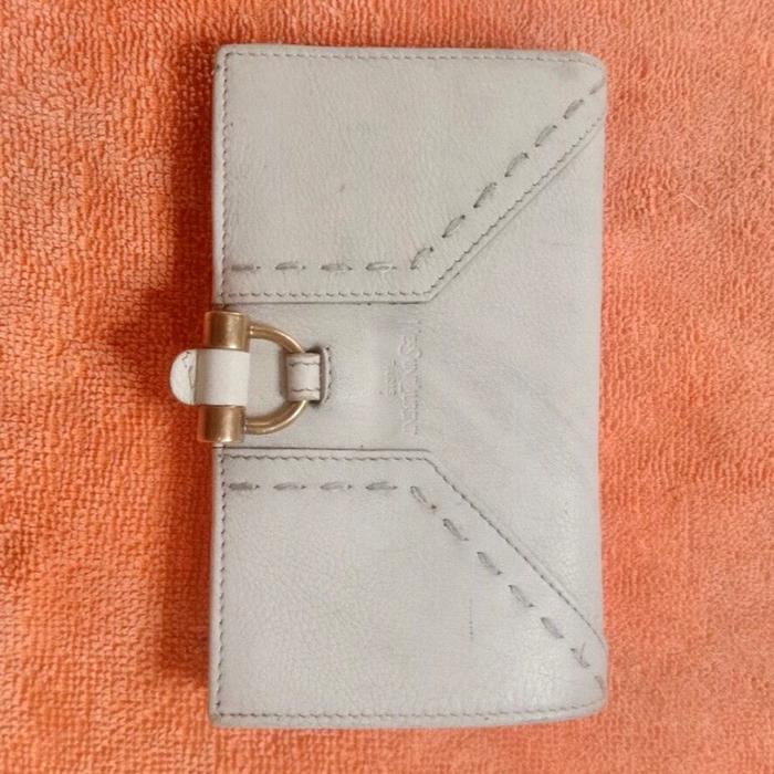 Yves Saint Laurent Dompet Putih Asli 100% dengan Desain Elegan dan Fungsional