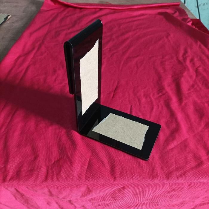 display akrilik gantungan pot bunga dinding