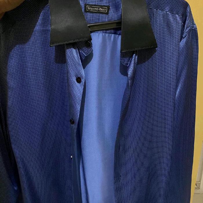 Kemeja Pria Biru dengan Desain Pola Halus dan Kerah Hitam bahan Silk - Stefano Ricci