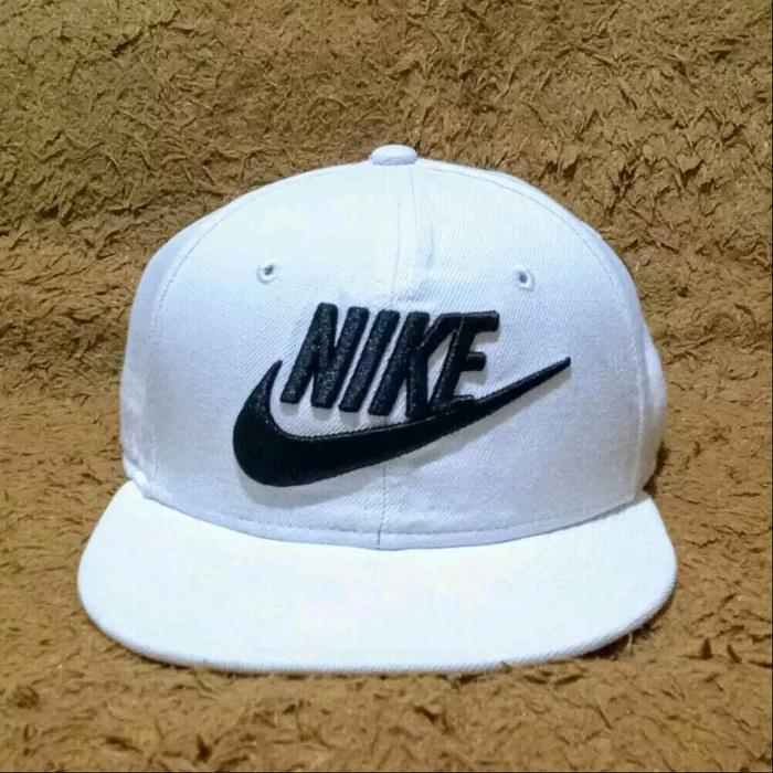 Nike Topi Snapback Putih dengan Logo Hitam Stylish dan Nyaman untuk Penggunaan Sehari-hari