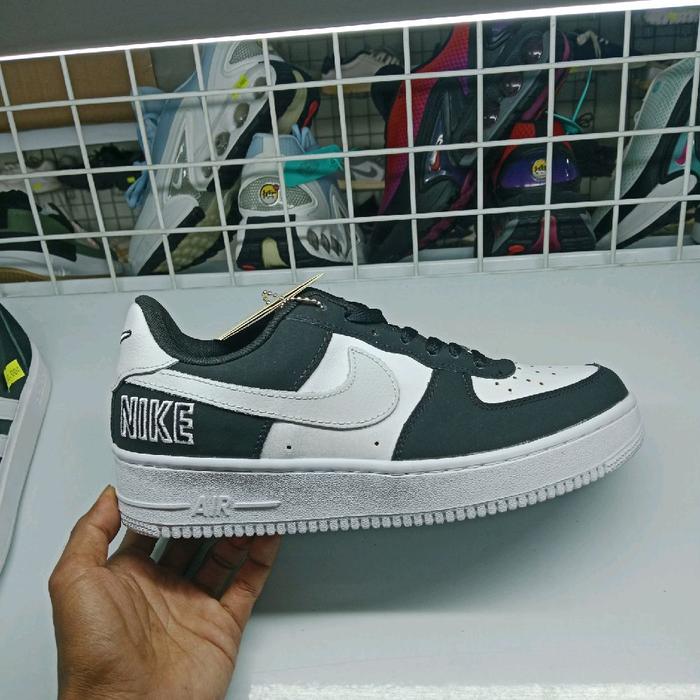 Nike AF1 Sepatu Sneaker Pria Wanita Hitam Putih dengan Logo Nike di Sisi
