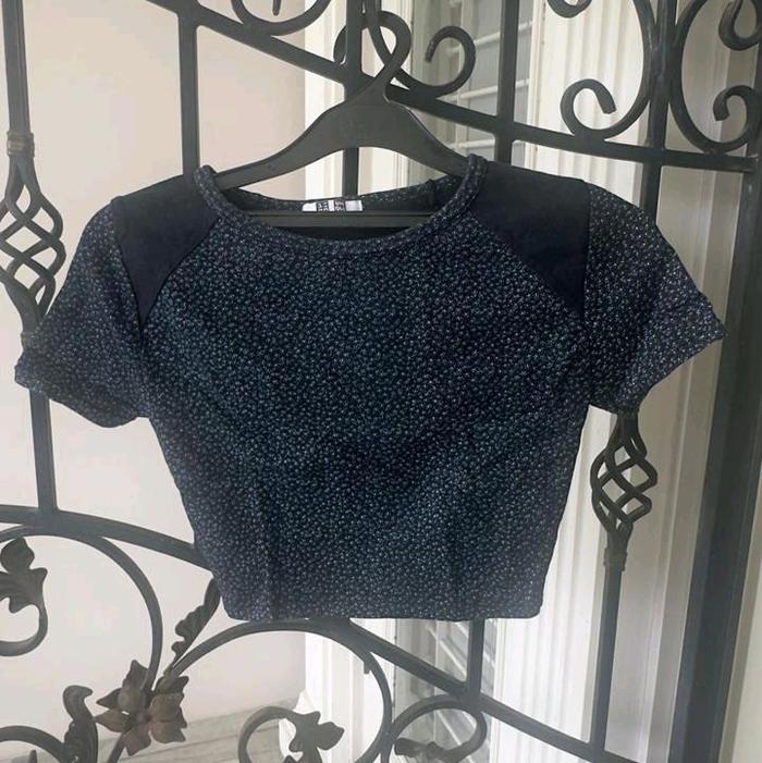T-Shirt Uniqlo Thrift Crop Top Shimmery Ukuran S