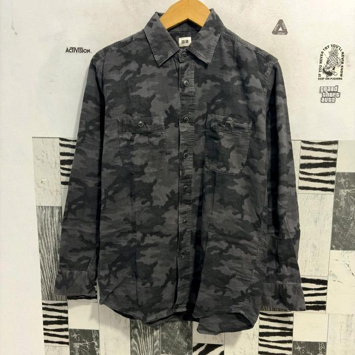 Kemeja Uniqlo Camo bahan Flanel warna Abu model Lengan Panjang