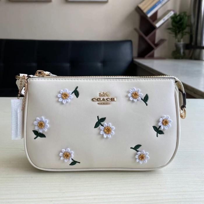 Tas COACH Daisy Flower Shoulder Bag in Signature Chalk White