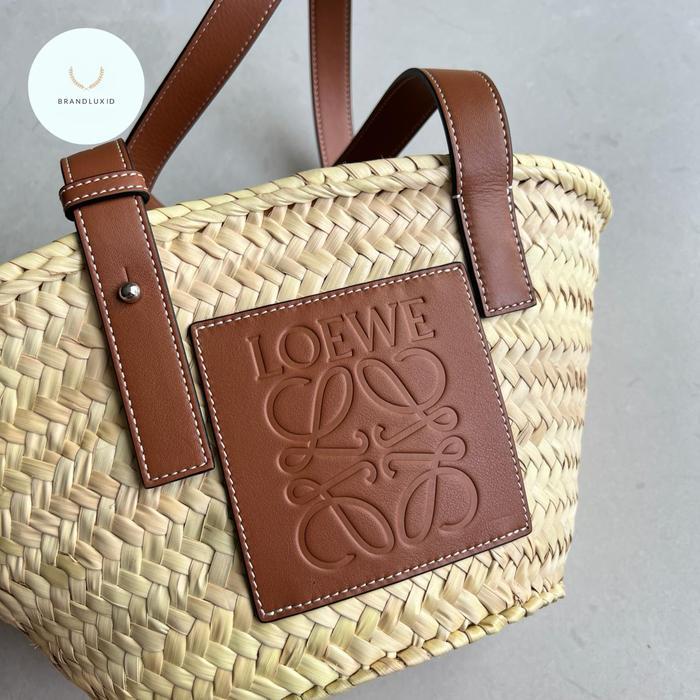 LOEWE SMALL BASKET BAG IN RAFFIA IN NATURAL/TAN