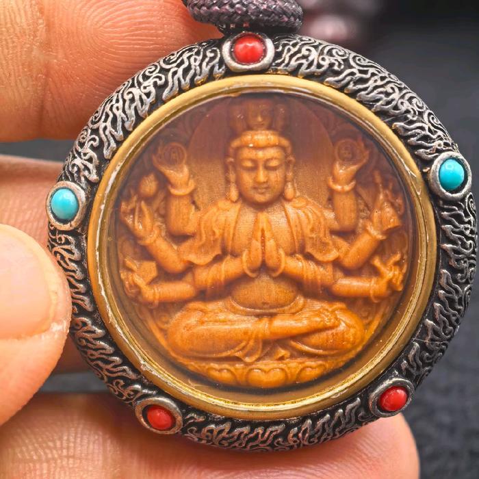 Liontin kayu cendana/ tan xiang mu    ukiran Qienshou guanyin belakang mantra dan 12 zodiak