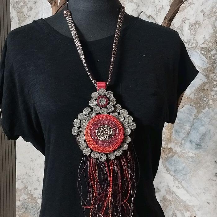 Kalung Etnik Ulos Batak Handmade Design Unik Limited Edition dengan Detail Hiasan Berwarna Merah dan