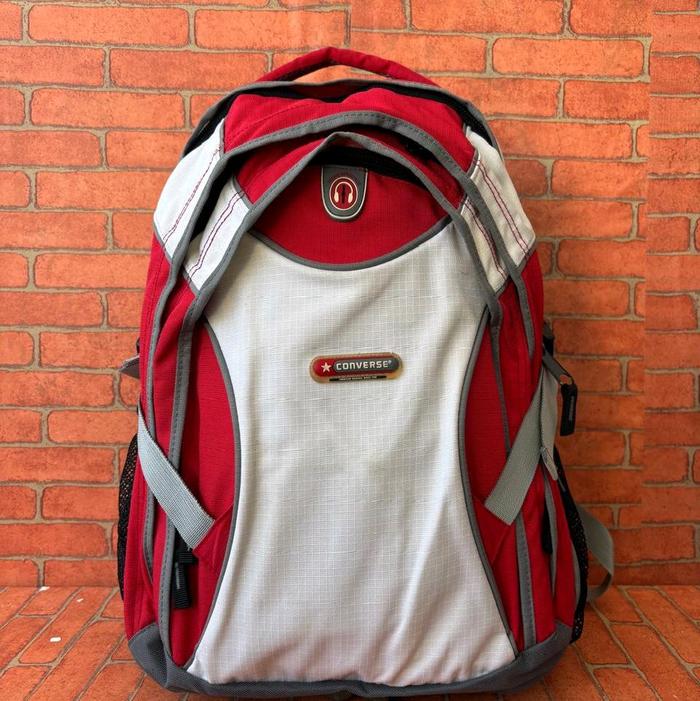 Converse Tas Ransel Merah Putih dengan Desain Sporty dan Fungsional untuk Aktivitas Sehari-hari Seco