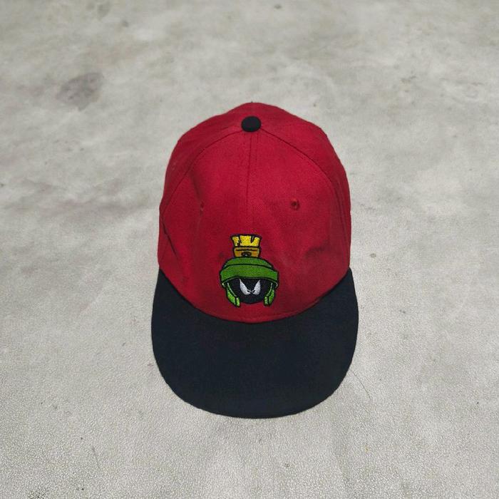 topi snapback anak new era x Looney tunes marvis the Martians merah hitam bekas