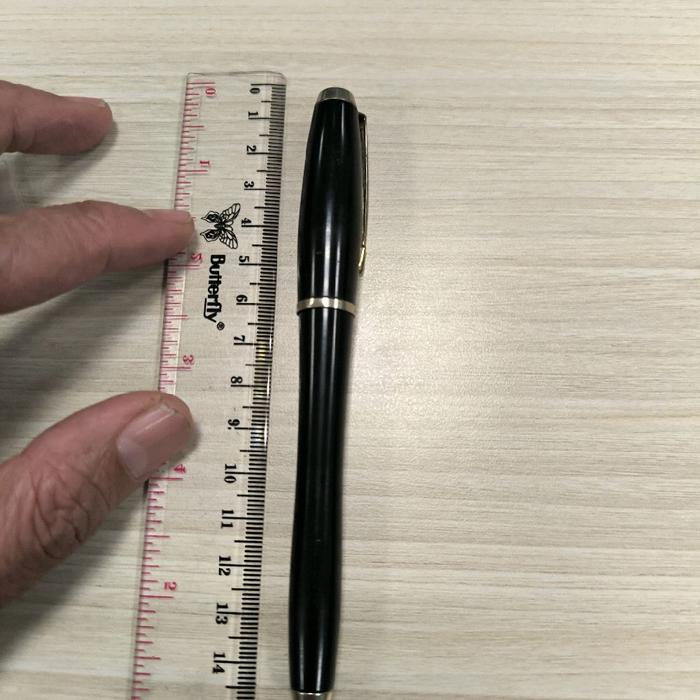 Pulpen Parker Urban Matte Black Gold Trim Fountain Pen preloved,isi pulpen masih ada sesuai foto.