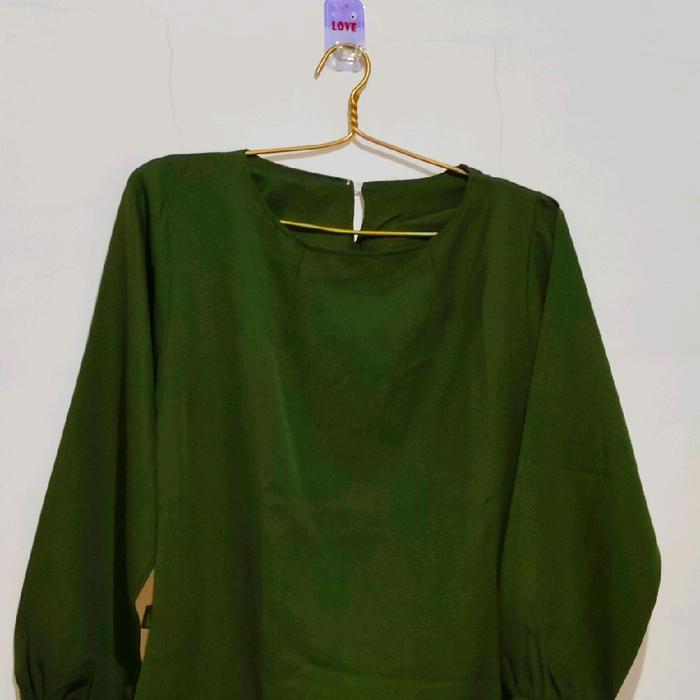 Blus lengan panjang wanita polos berwarna hijau tentara (army).