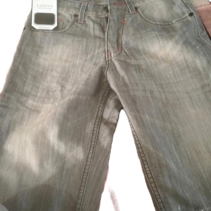 Latoya Celana Jeans Pria Slim Fit Warna Abu-abu dengan Detail Jahitan Merah Nyaman dan Stylish untuk