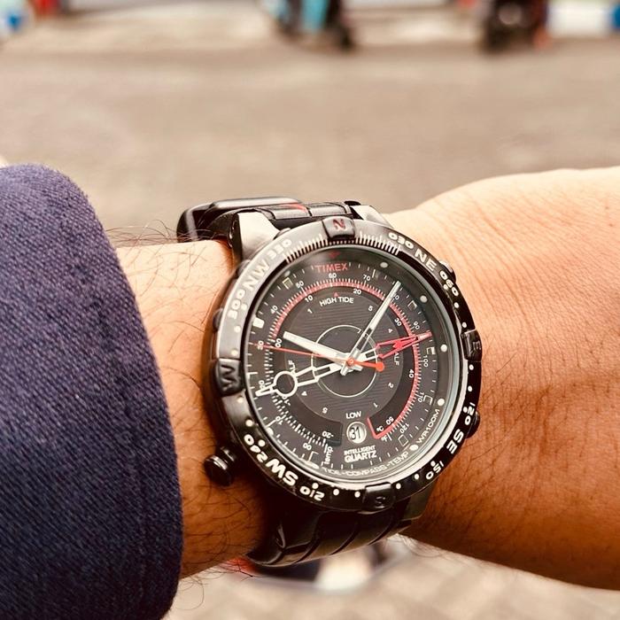 Timex T2N720 Jam Tangan Kuartal Inteligensia Dengan Kompas, Pelacak Pasang, dan Sensor Suhu