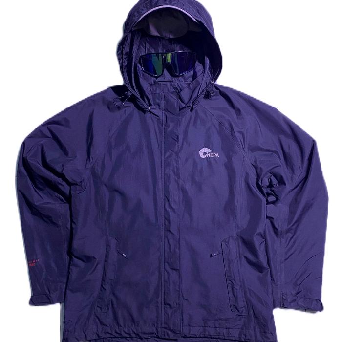 Nepa Evolution Windprof Jaket Tahan Angin Warna hitam dengan Logo Nepa di Dada