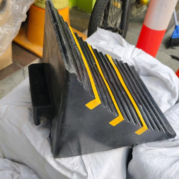 wheel chock besar wheel chock mobil ganjalan mobil