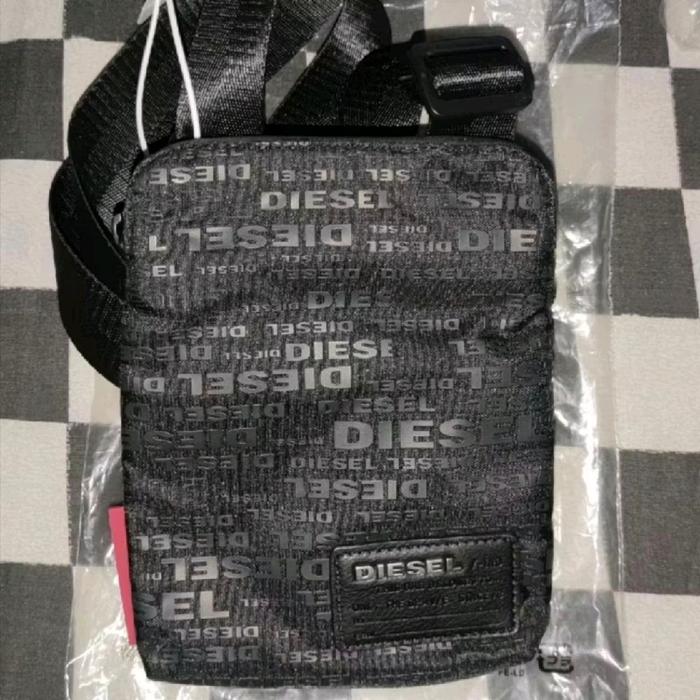 Diesel Tas Selempengan F-Discover Smallcros X04815-H5839 dengan Desain Logo Diesel dan Tali Selempan