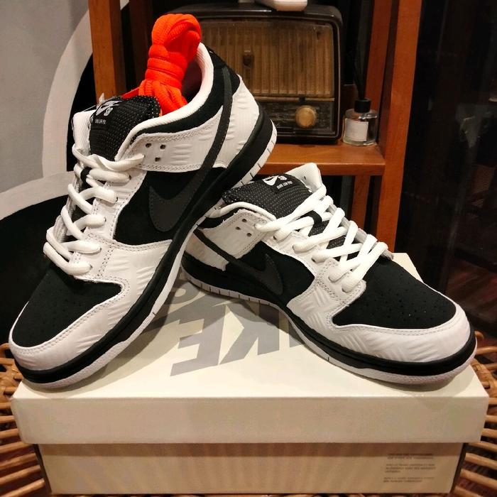 Nike SB Dunk Low Pro x Tightbooth Black and White Sepatu Sneakers Casual Shoes Hitam dan Putih Pria 
