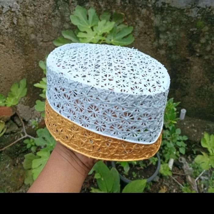 peci anyaman bambu lis gunung putih gold