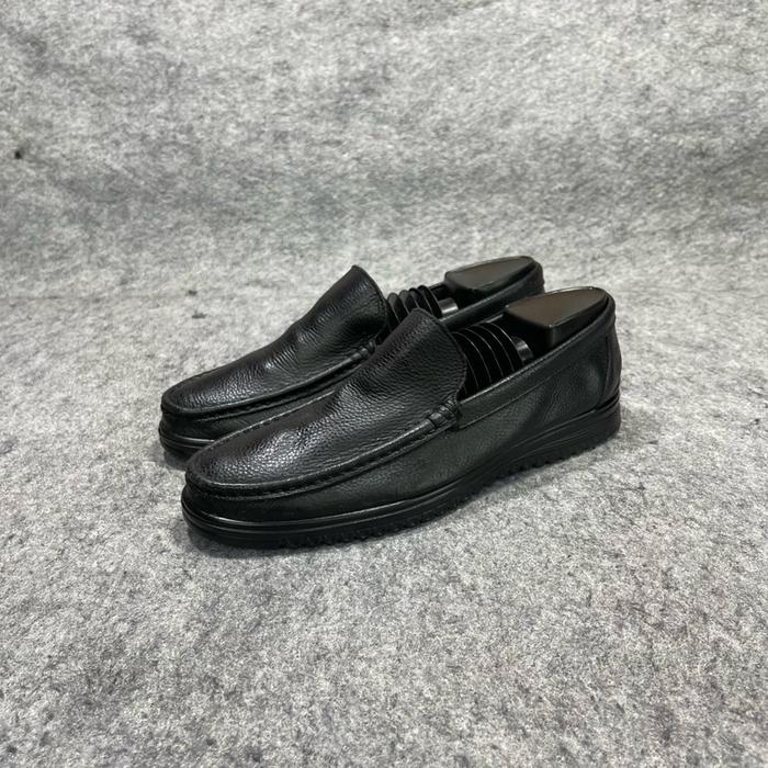 Merek: AOKANG SLIP ON  Model : SLIP ON LEATHER  Asla. : CHINA  Ukuran: 7 setara 41 insole 26cm Price