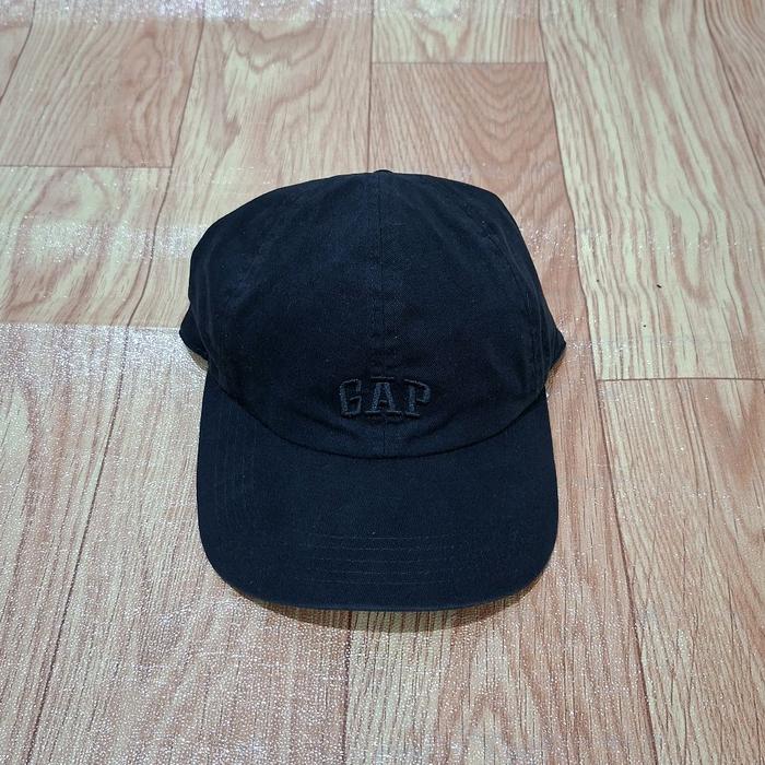 topi Gap black on black second