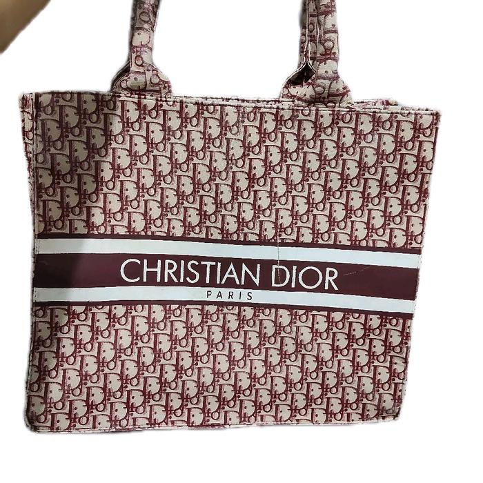 Christian Dior Totebag Merah dengan Desain Eksklusif dan Kualitas Tinggi