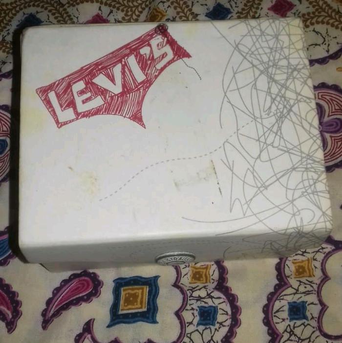 Levis Box Jam Tangan Digital Ori Asli Lengkap Dengan Bantalannya Kondisi Mulus Bening Kaya Bihun mun