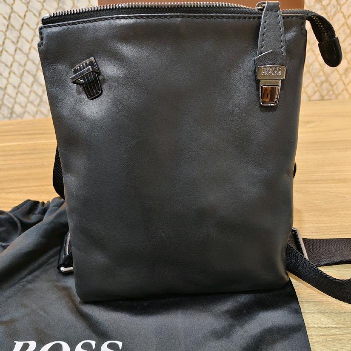 HUGO BOSS Tas Selempang Pria Original Hitam Solid Kulit Asli Size 21x25x1cm Bonus Dust Bag Ex CEO Ed