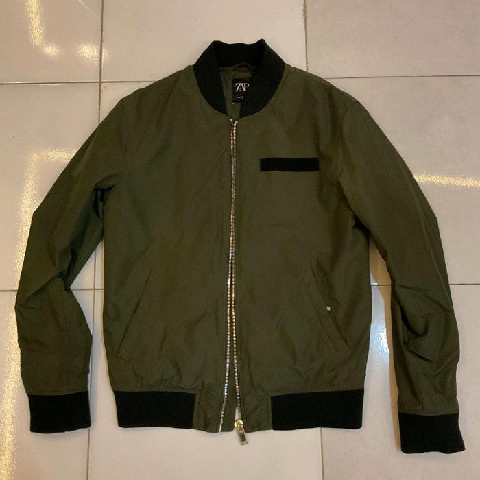 Jaket ZARA Bomber Pria Hijau TNI dengan Resleting Depan Detail Hitam di Saku dan Lengan Ukuran M Leb