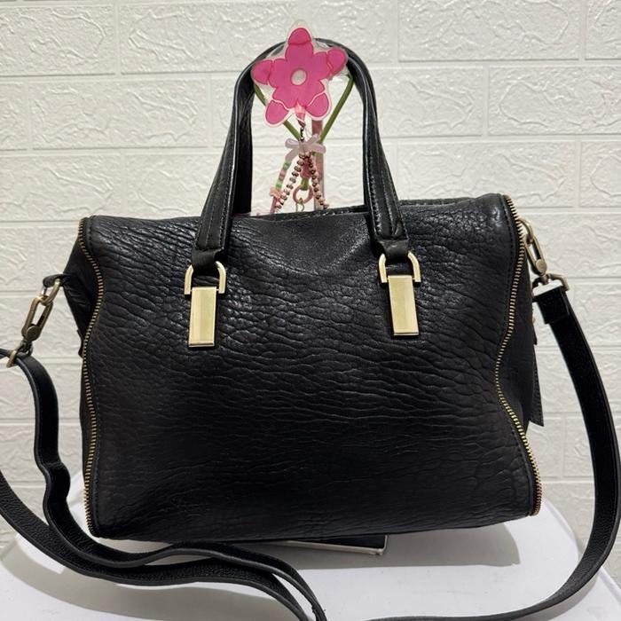 Tas sling bag kulit asli. Tas selempang finn esker. Tas prelop. Hitam