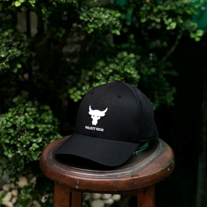 Under Armour The Rock Project Trucker Cap Black White Black BNWT ORIGINAL BARANG RESMI STORE DENGAN 