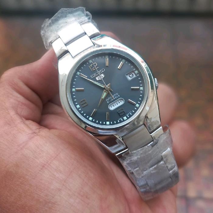Seiko 5 SNK621 Split Daydate vintage citizen orient star bulova tissot raymond weil tank sports dive