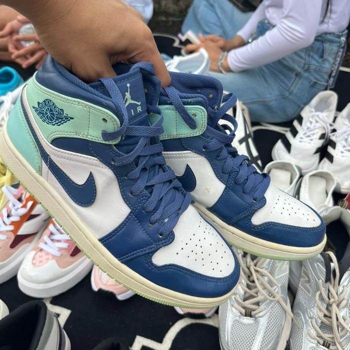 Air Jordan Sepatu Sneakers Pria Wanita Warna Biru Putih Desain Trendy dan Nyaman Snekers