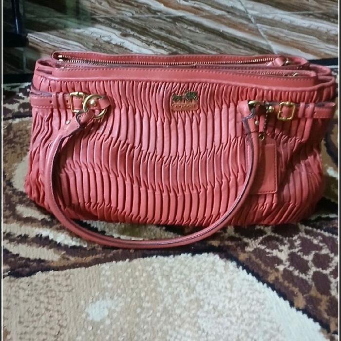 Coach Mandison Kulas Mewah Mantul Tas Tangan Wanita Merah Muda dengan Desain Ritsleting dan Tali Pan