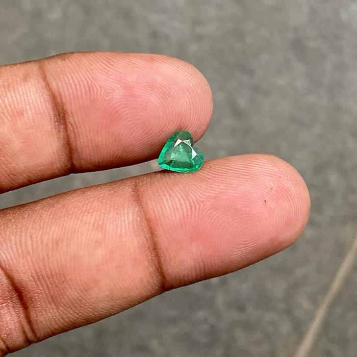 Batu zamrud colombia natural zambian emerald jamrud ukuran kecil heart shape Dim 7x7x2.5 CT 0.70
