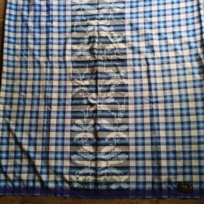 Sarung Bhs Afkir Motif Kotak-kotak Biru dan Putih untuk Keseharian Anda