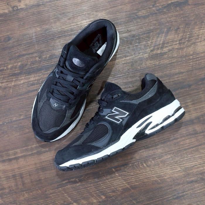 Sepatu Sneakers NB 2002R Black White