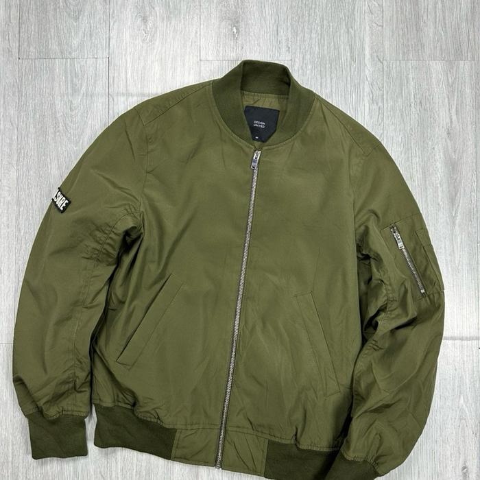 Jaket Bomber MA-1 Design United Warna Hijau Army dengan Ritsleting Depan dan Saku Samping