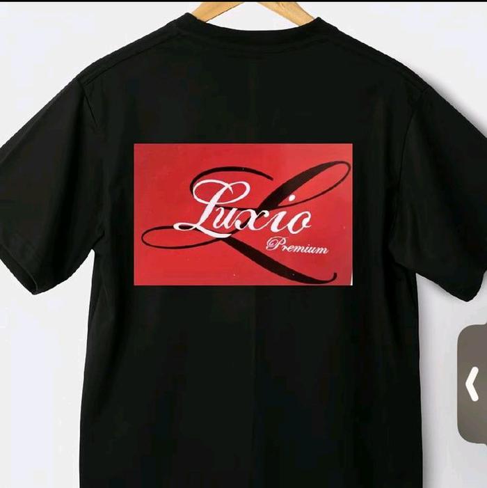 Luxio Premium Kaos Hitam dengan Desain Logo Merah Elegan untuk balver mangga