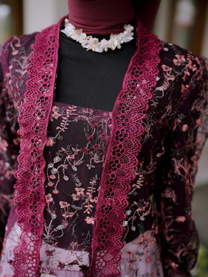 Delova Wardrobe - Clarissa Kebaya Kutu Moern Dewasa Premium Modern Brukat Vintage Cantily Outfit Ata