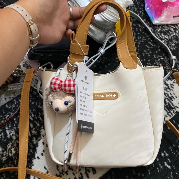 Hemastian Tas Tangan Wanita Putih dengan Gantungan Lucu dan Tali Bahu Adjustable - Tas Fashionable u